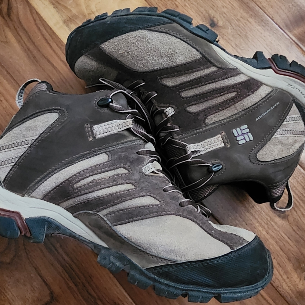 Columbia women's hiking boots size 10